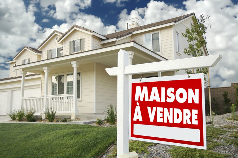 Remise des clés d'une propriété vendue à Montréal par un courtier immobilier
